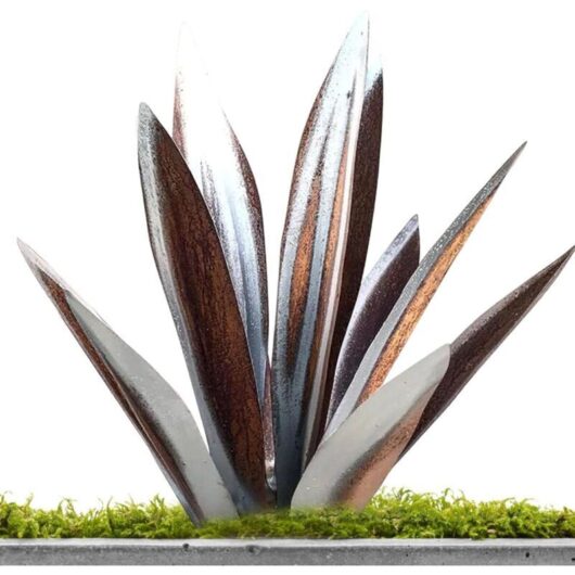 Rustic Tequila Sculpture - Home Decor Statue, Garden Figurine, Lawn Ornament, Garden Stake, Outdoor Metal Agave Plant, 27cm, Silver