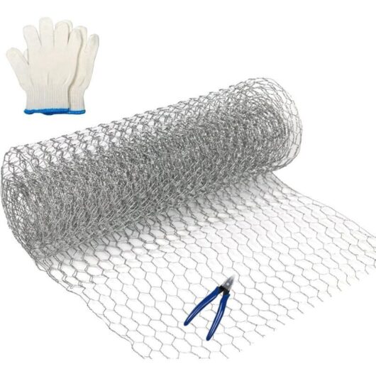 roll of lightweight galvanized wire mesh for protection during manual work and gardening, with wire cutter and gloves - 350 mm x 1 m.